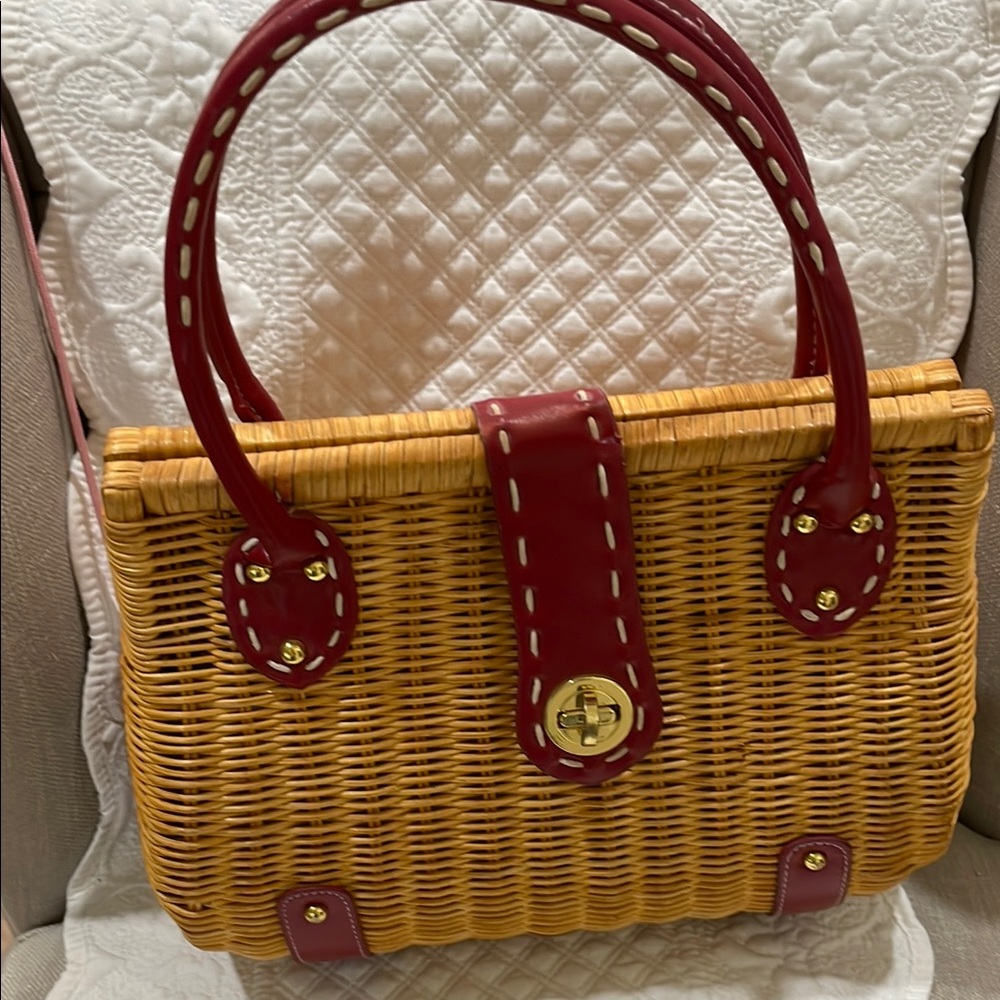 Just a cute straw bag with red leather accents... Fun for fall!🍃🍁🍂